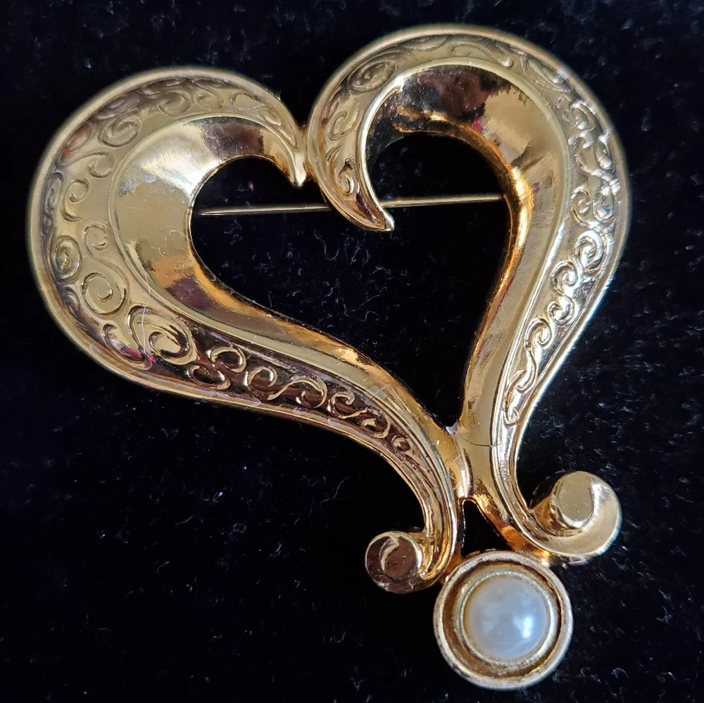 Vintage '80s Avon goldtone heart shaped brooch with faux pearl